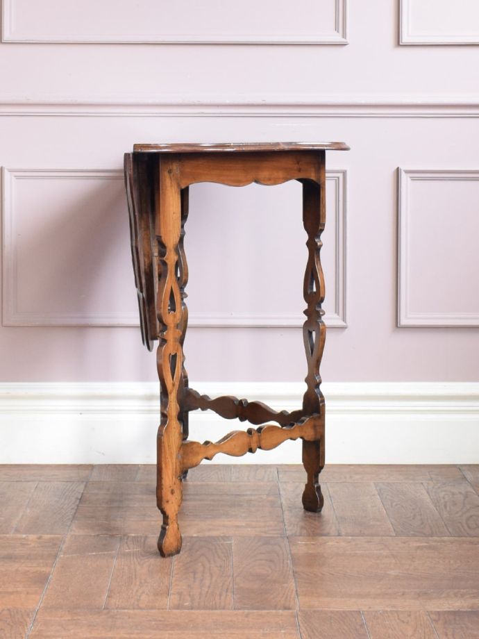 ゲートレッグテーブルの側面