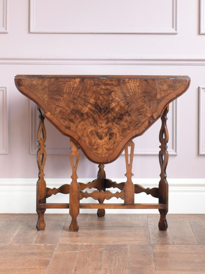 コンパクトに収納できるテーブル