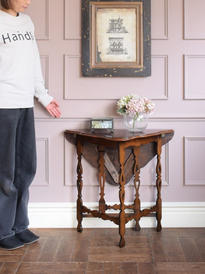 アンティークのオケージョナルテーブル