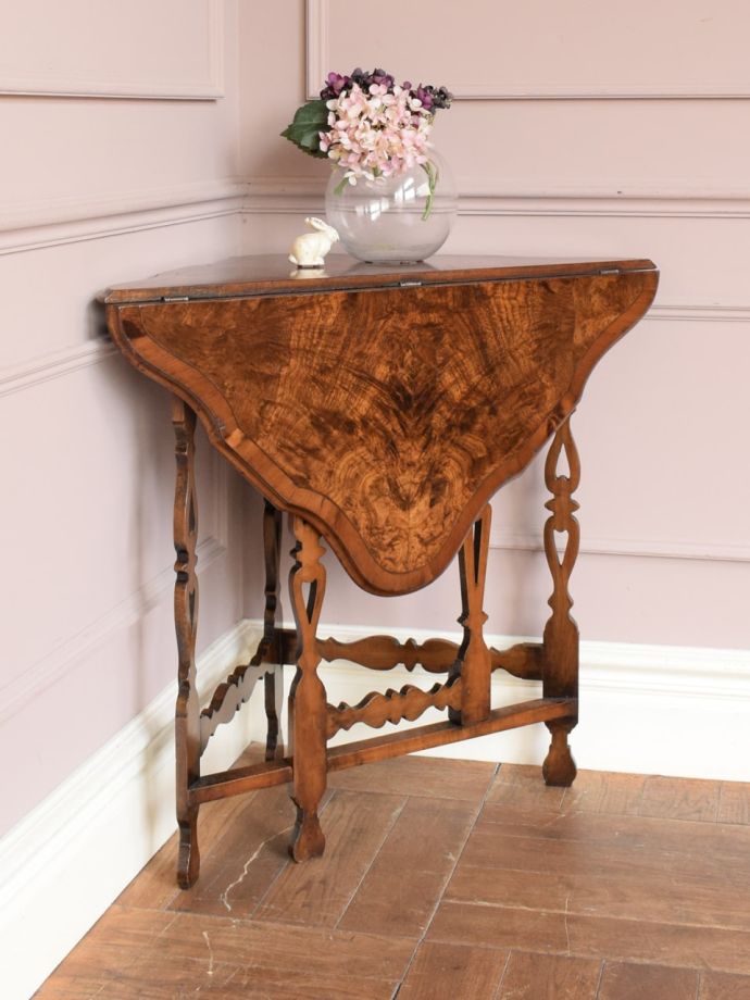 コーナーでも使えるアンティークテーブル