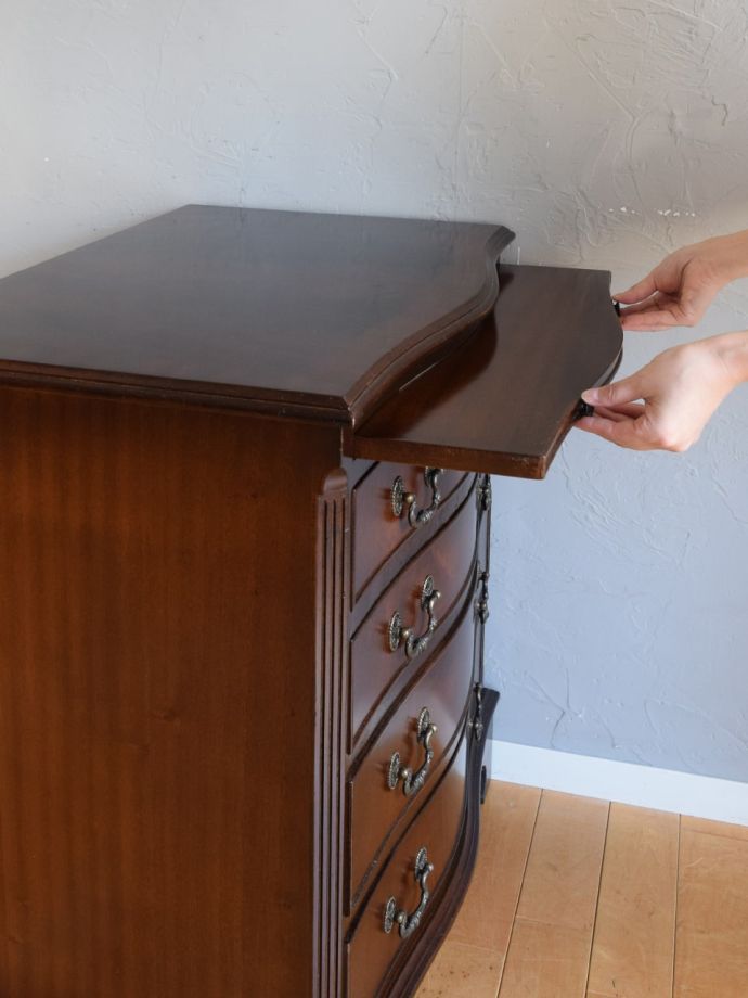 スライディングトレイ付きのチェスト