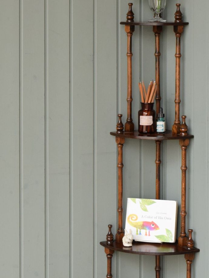 アンティークのオープンシェルフ
