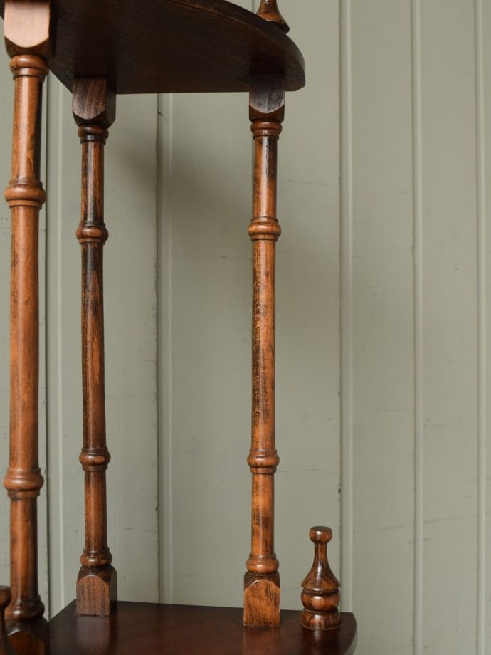 英国アンティーク家具らしい装飾