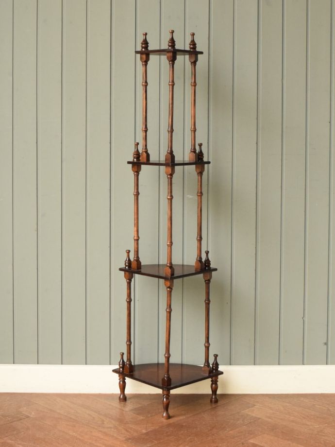 キャビネットの後ろ姿