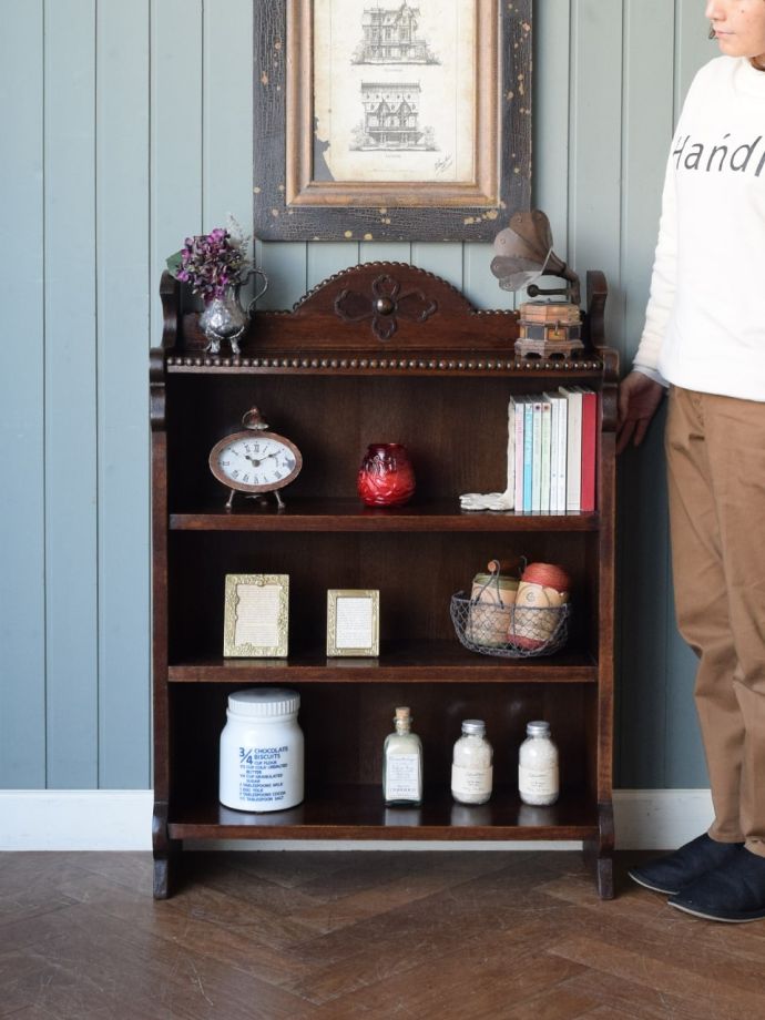 アンティークのオープンシェルフ