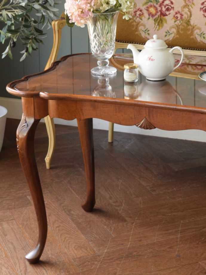 英国のアンティーク家具らしいデザイン