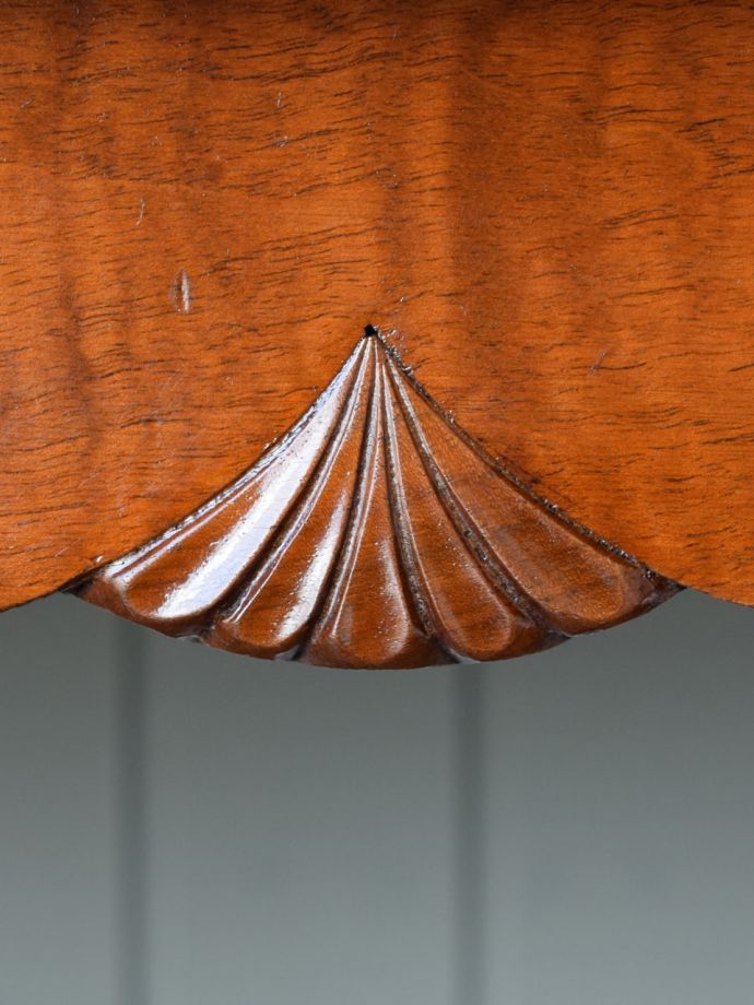 英国アンティーク家具らしい装飾