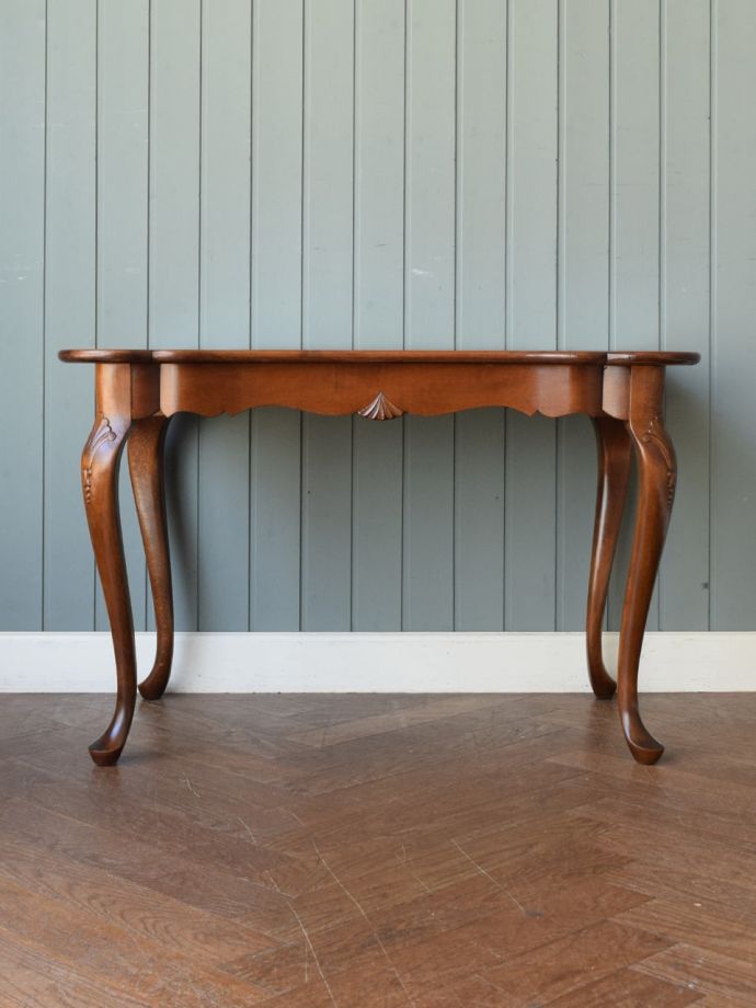 コーヒーテーブルの後ろ姿