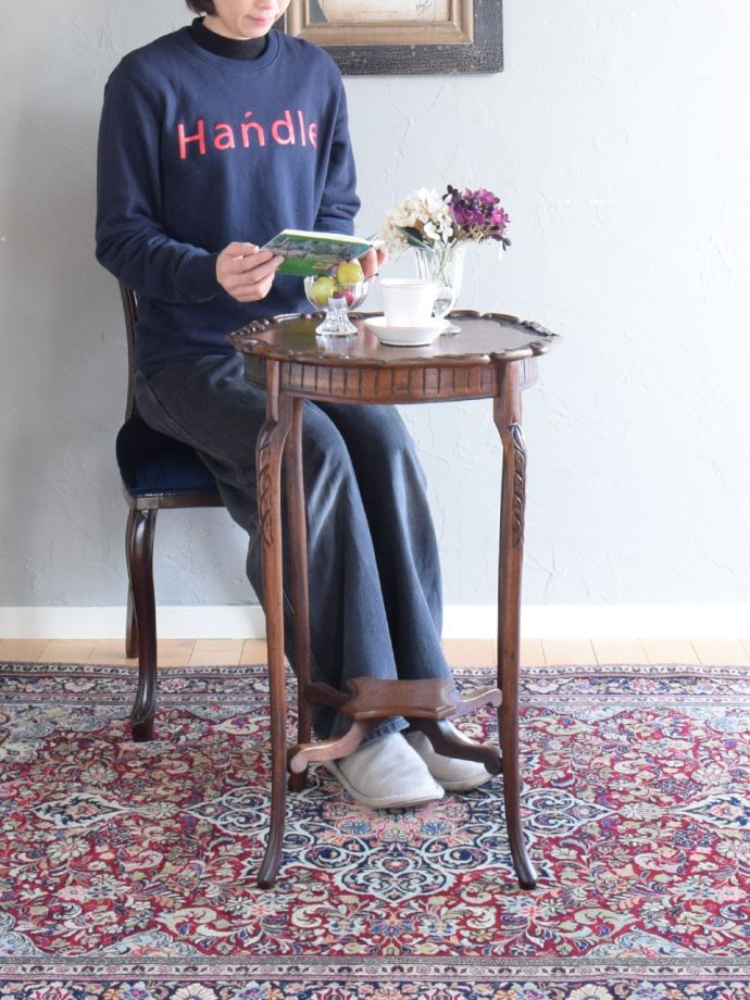 アンティークのオケージョナルテーブル