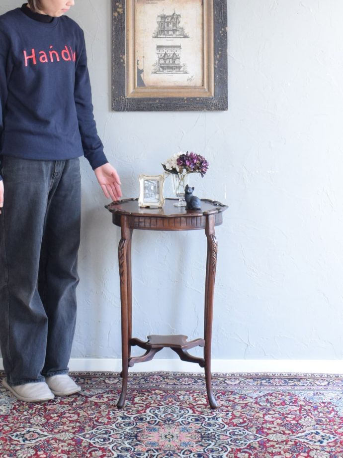 アンティークのサイドテーブル