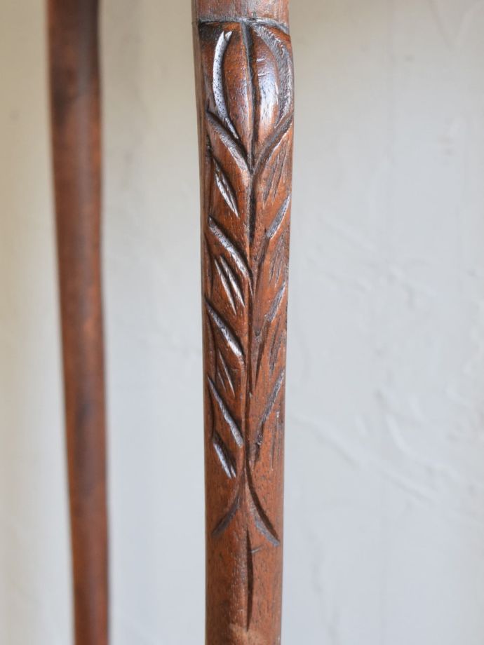 英国アンティーク家具らしい装飾