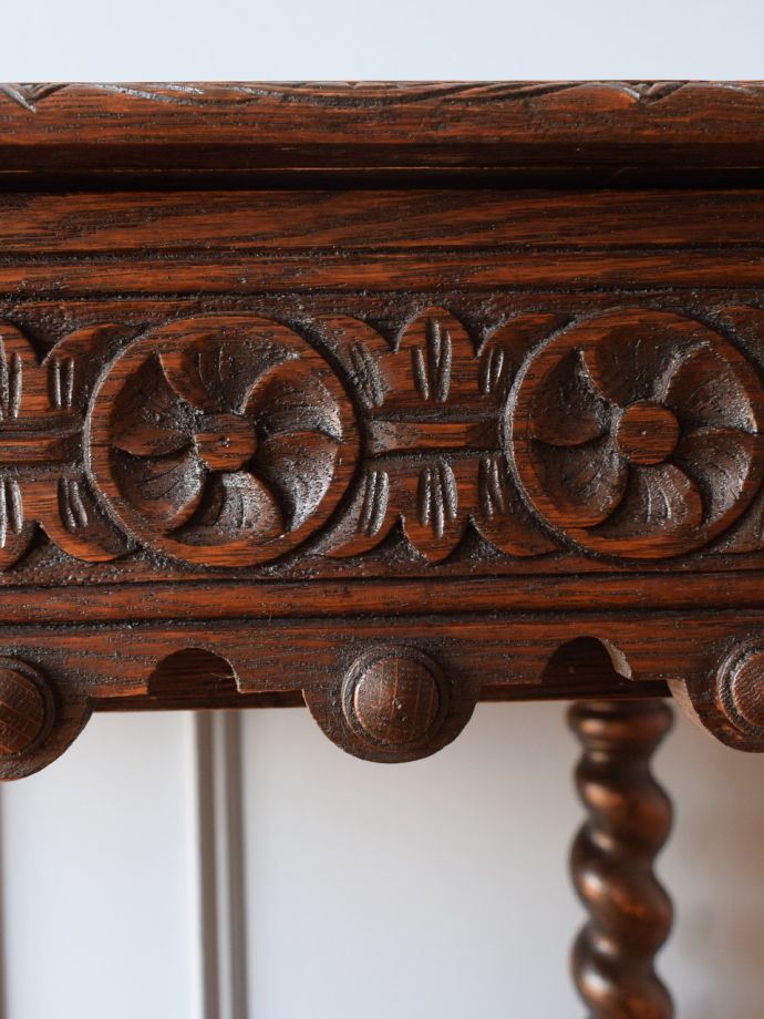 英国アンティーク家具らしい彫