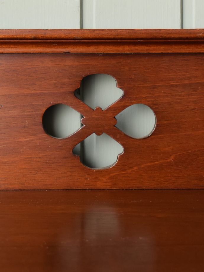 英国アンティーク家具らしい彫