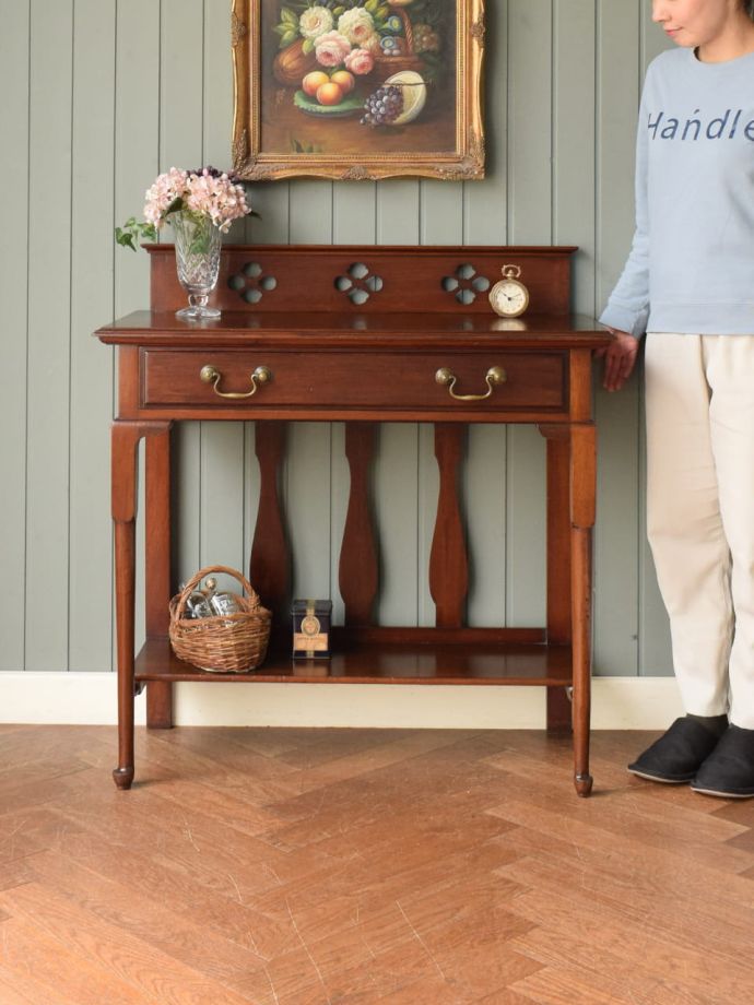 英国アンティークのコンソールテーブル