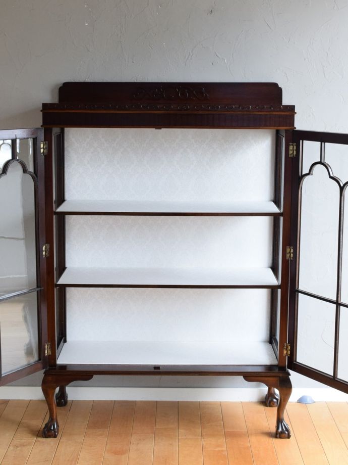 ガラスキャビネットの扉の中