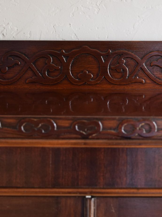 英国アンティーク家具らしい彫