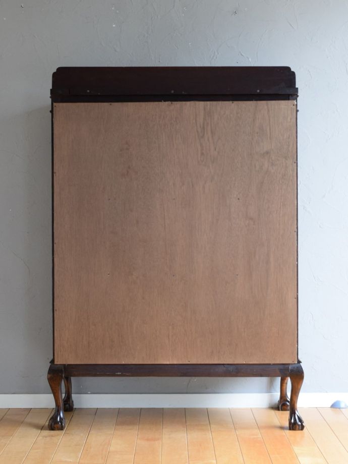 キャビネットの後ろ姿