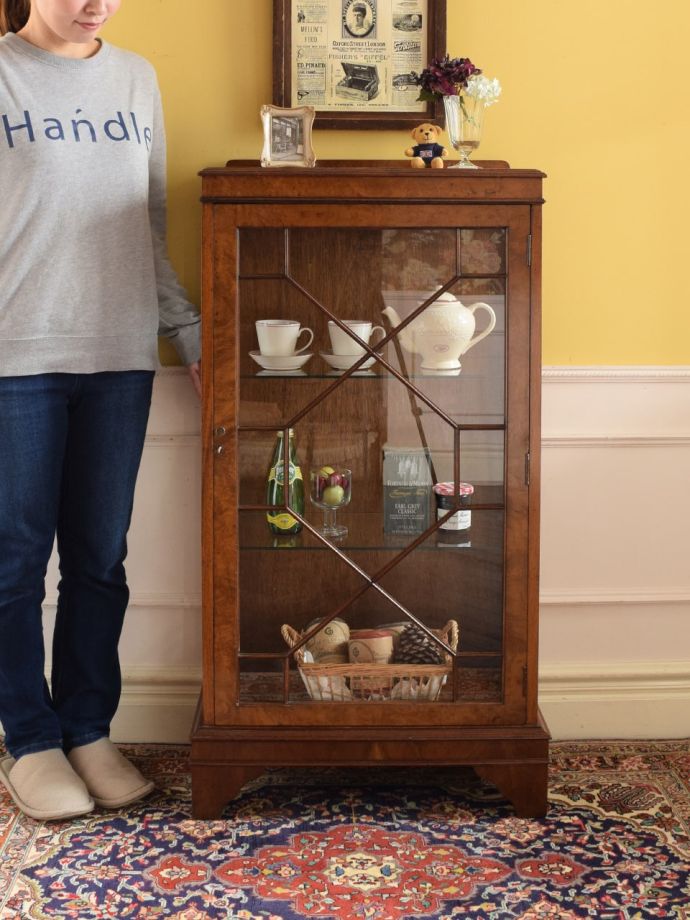 英国アンティークのガラスキャビネット