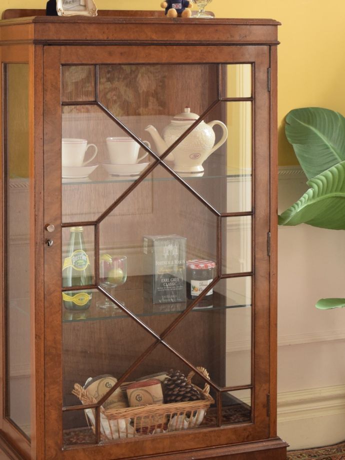 アンティークガラスの扉