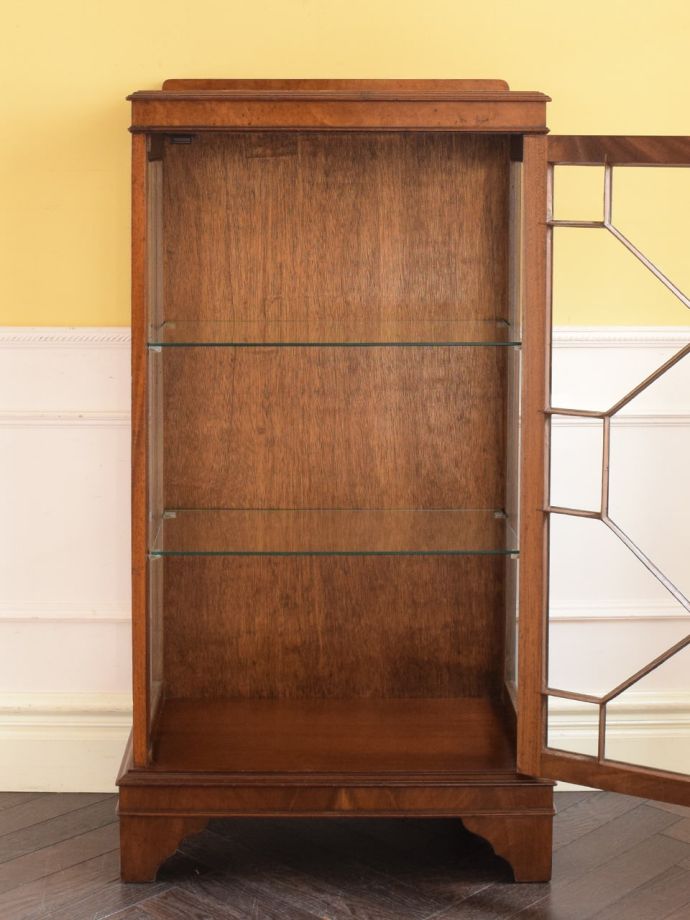 ガラスキャビネットの扉の中