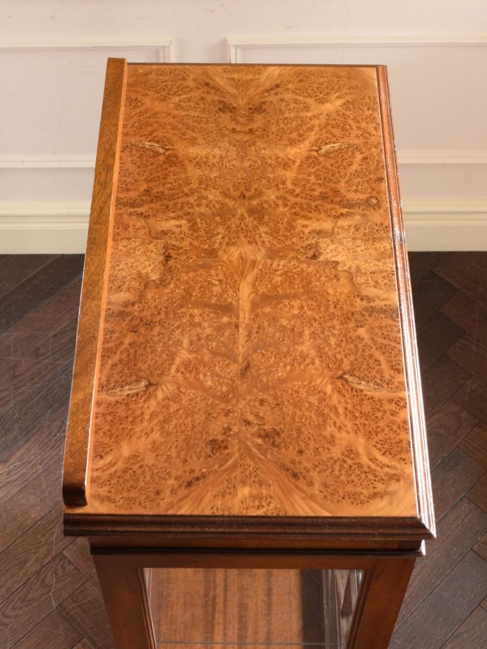 アンティークキャビネットの天板