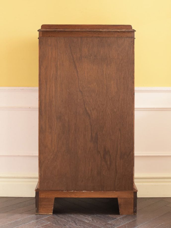 キャビネットの後ろ姿