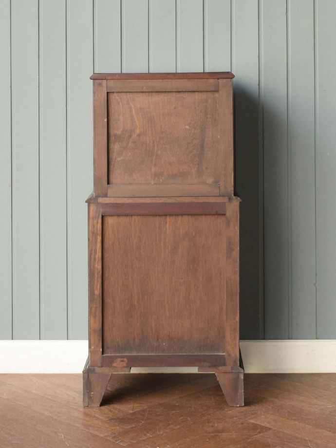 アンティークチェストの後ろ姿