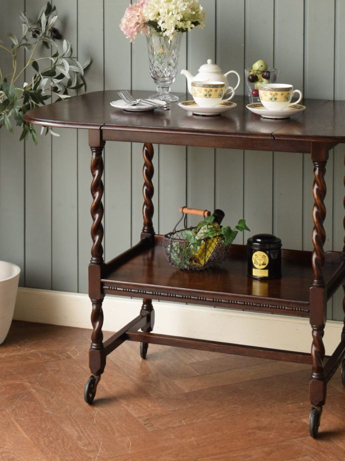 アンティーク家具らしさが漂うワゴン