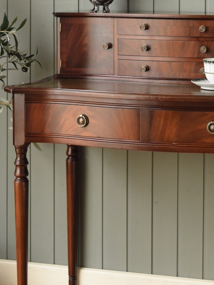 アンティークデスクの美しい木目