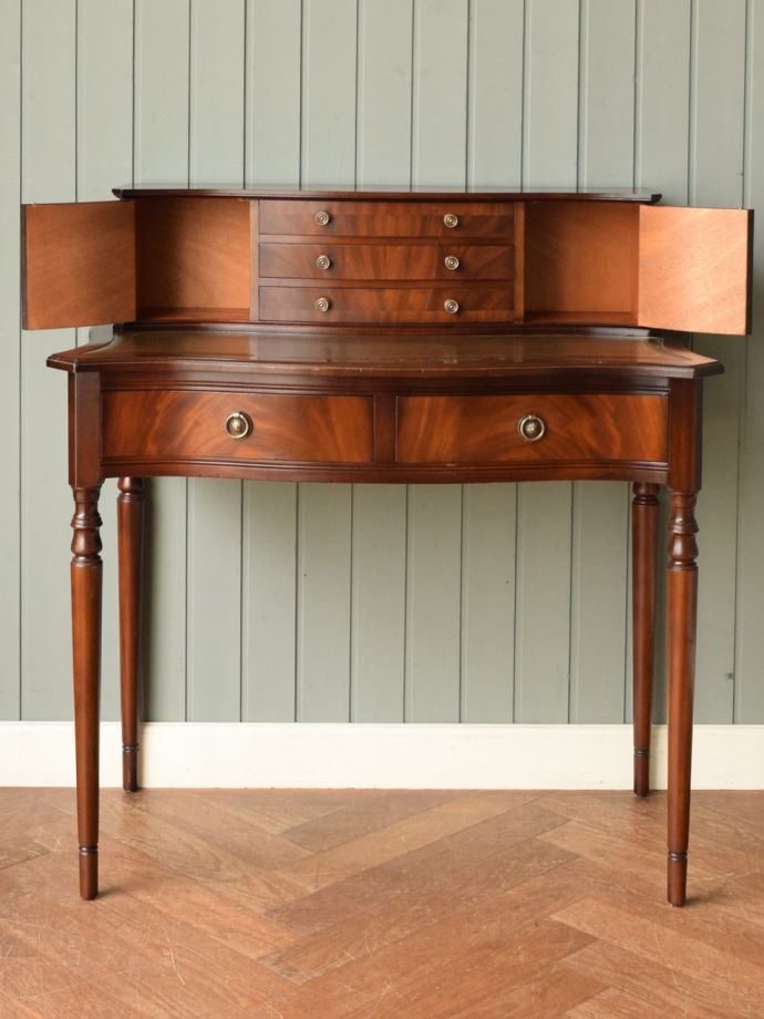 アンティークデスクの扉の中