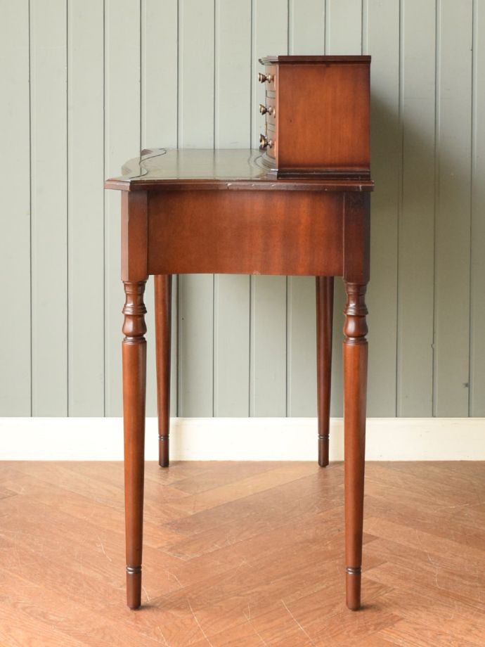 書斎デスクの側面