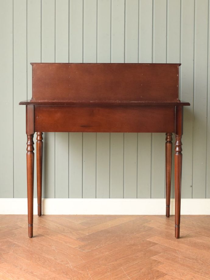 アンティークデスクの後ろ姿