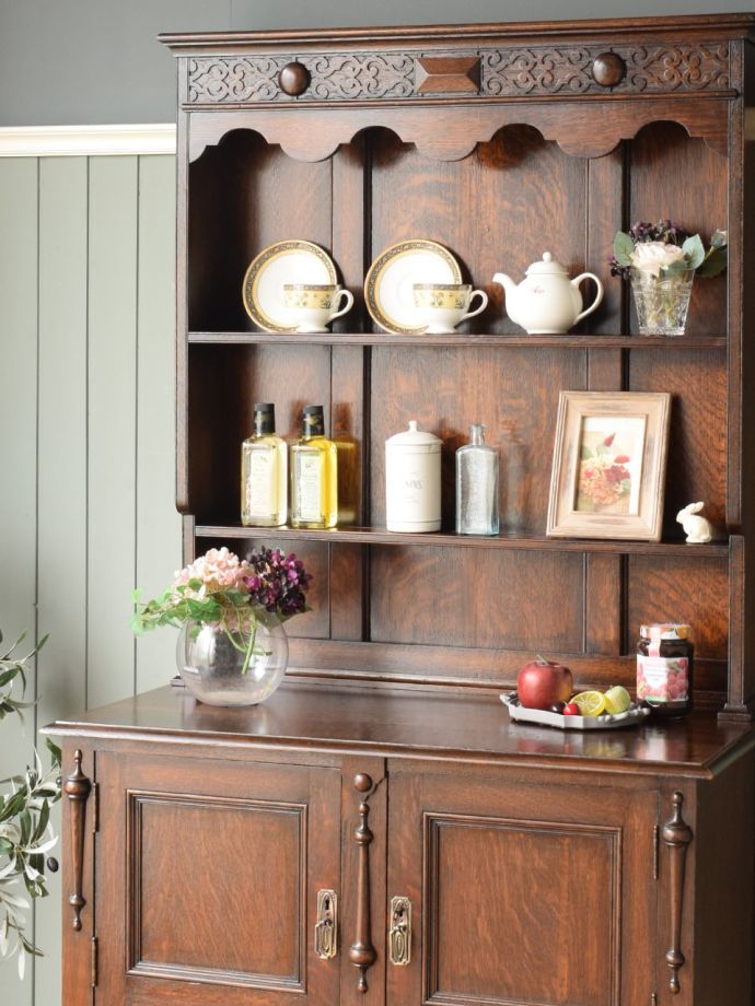 アンティーク家具らしさが漂うオープンシェルフ