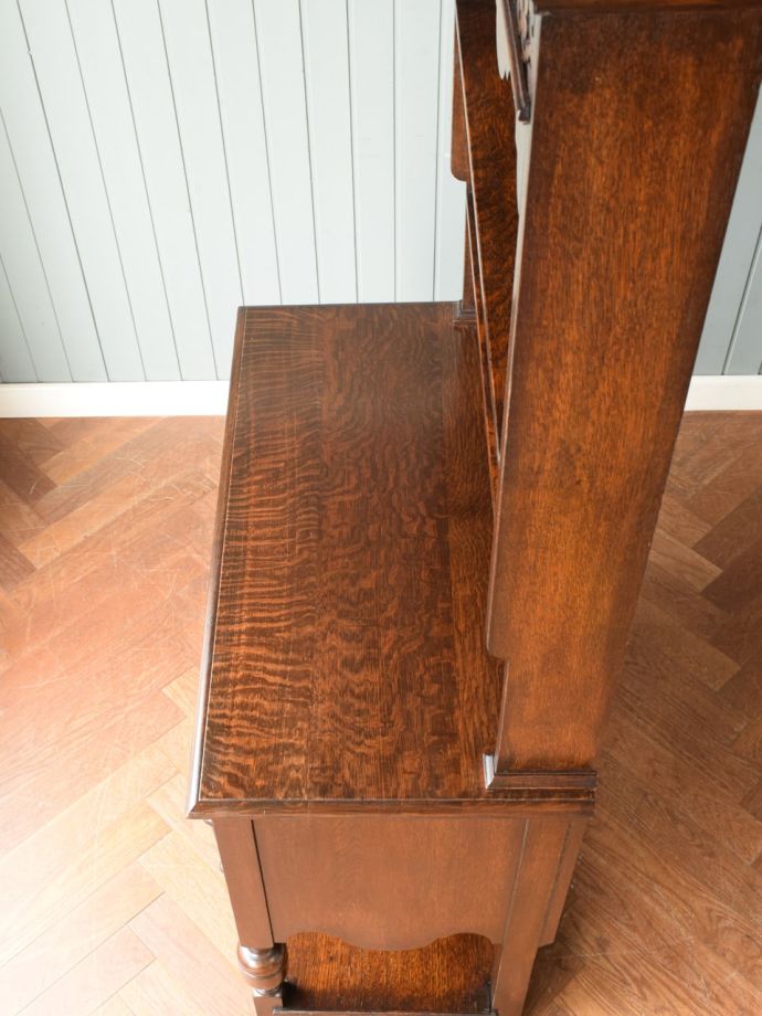 アンティークのオープンシェルフの天板