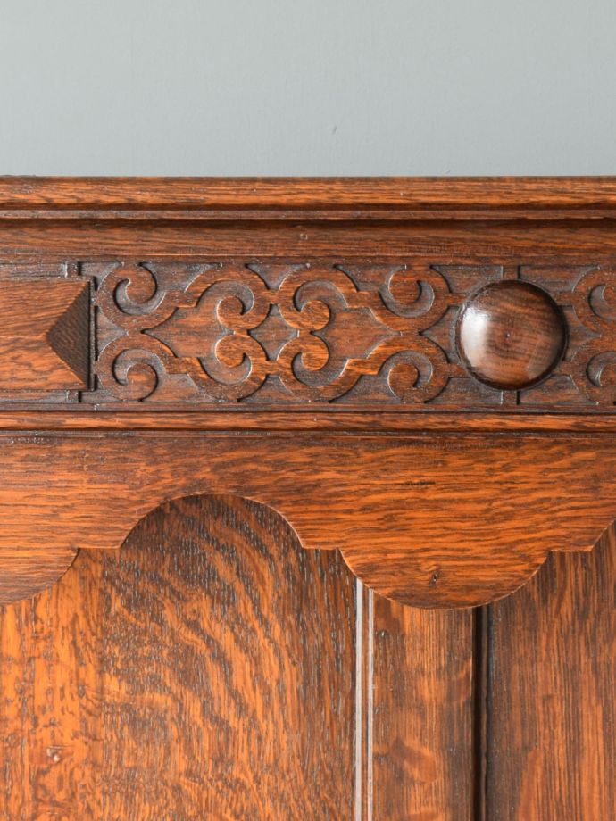 英国アンティーク家具らしい装飾