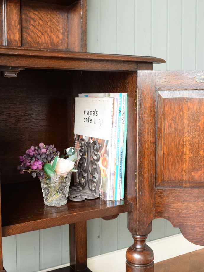 キャビネットの扉を開けると