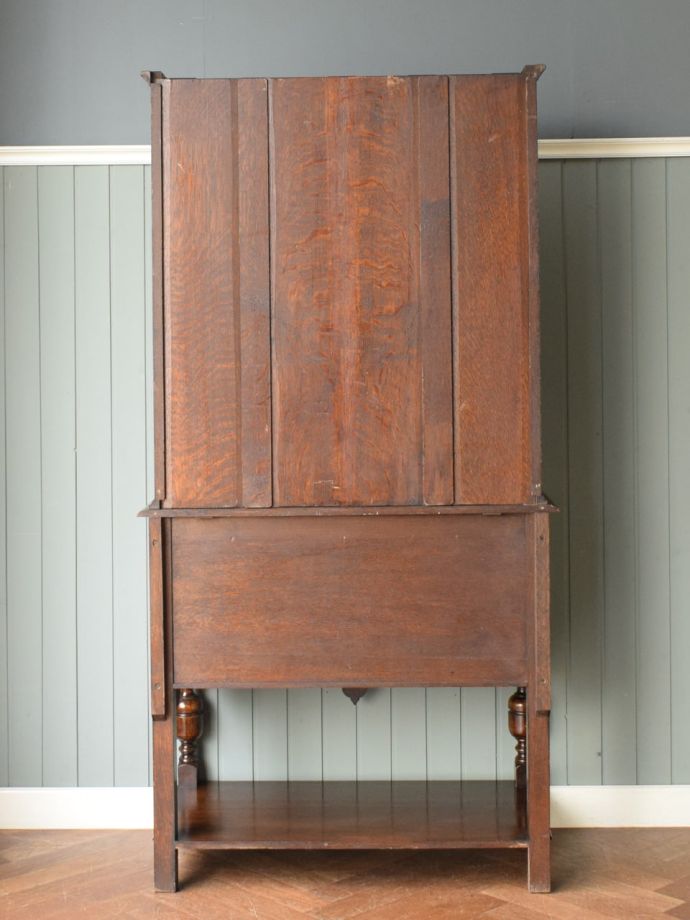 キャビネットの後ろ姿