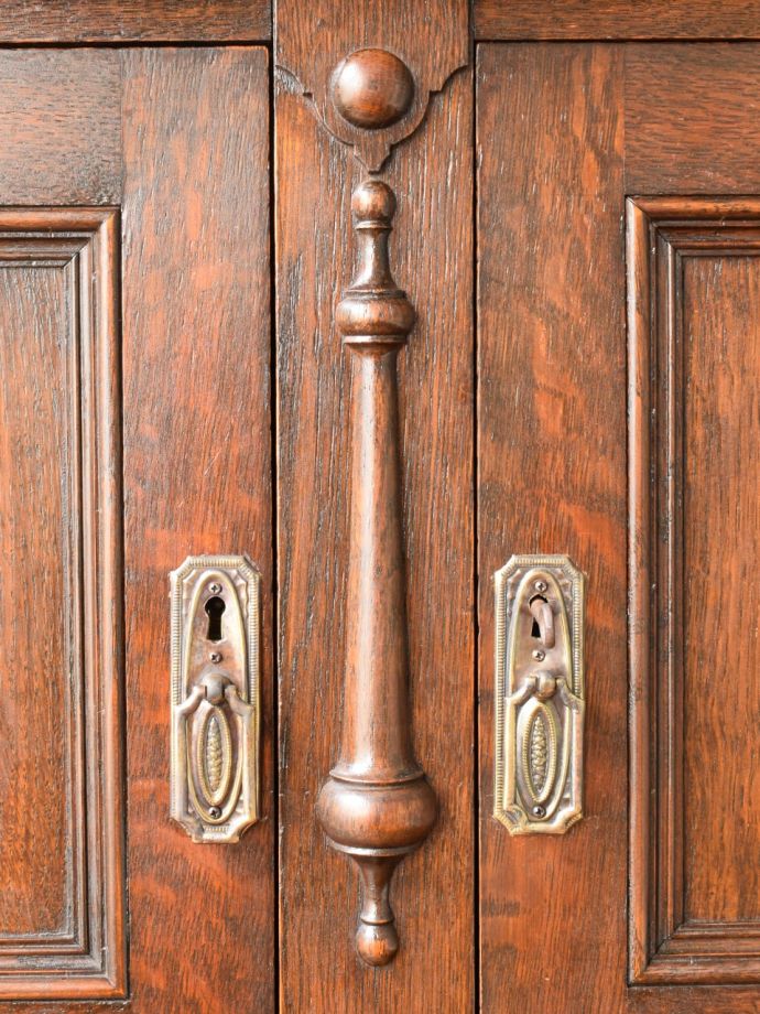英国アンティーク家具らしい装飾
