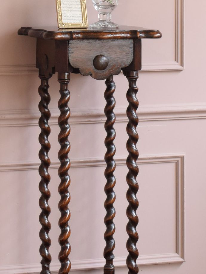 英国のアンティーク家具らしいデザイン