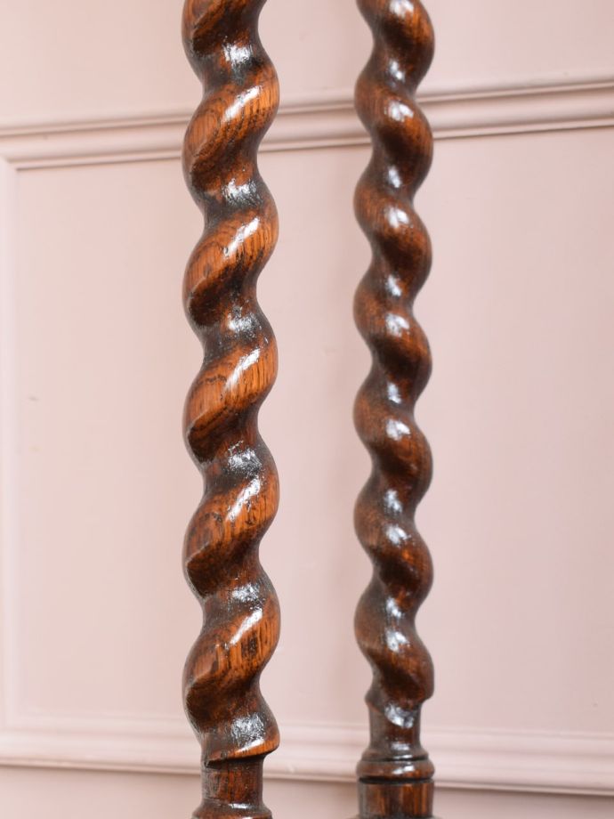 英国アンティーク家具らしい装飾