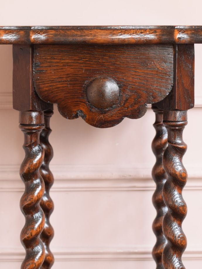 英国アンティーク家具らしい装飾