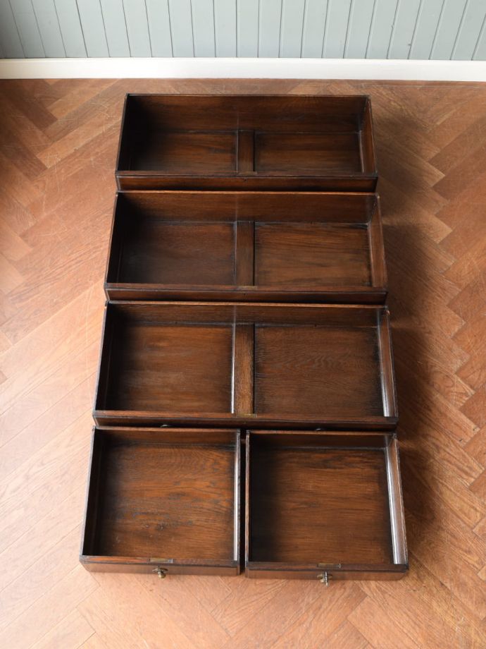 アンティークチェストの引き出しの中