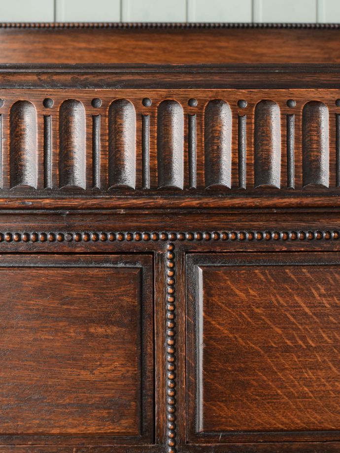 アンティークチェストの彫