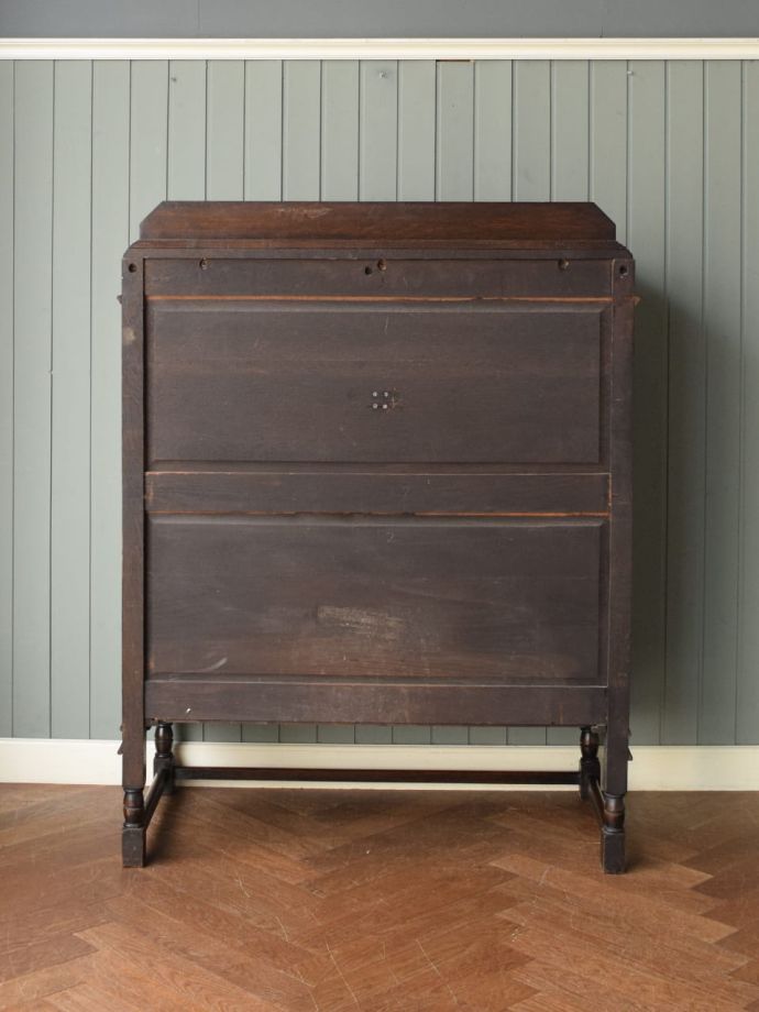 アンティークチェストの後ろ姿