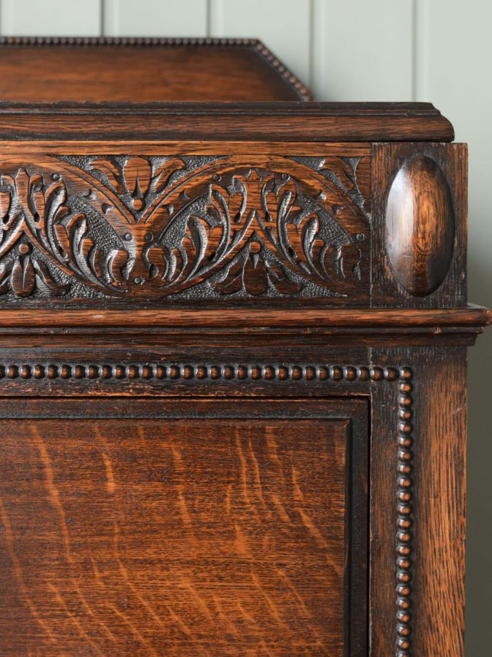 アンティークチェストの彫