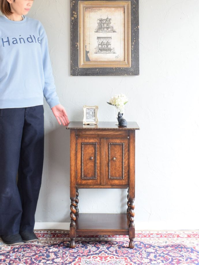 英国アンティークのサイドボード