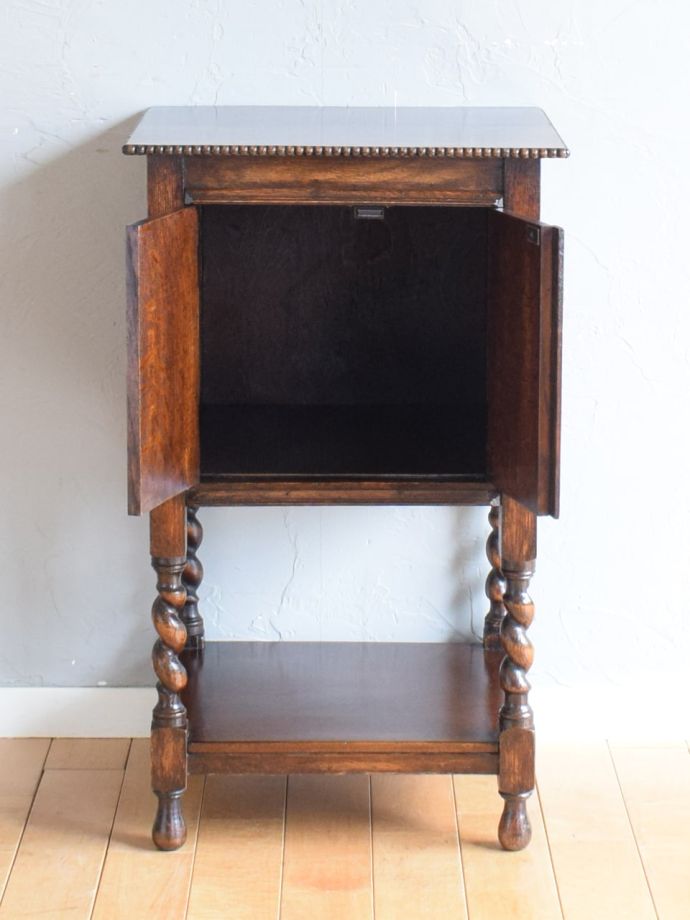 サイドボードの扉の中