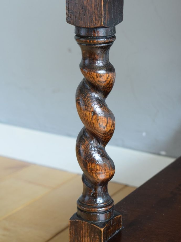 英国アンティーク家具らしい装飾