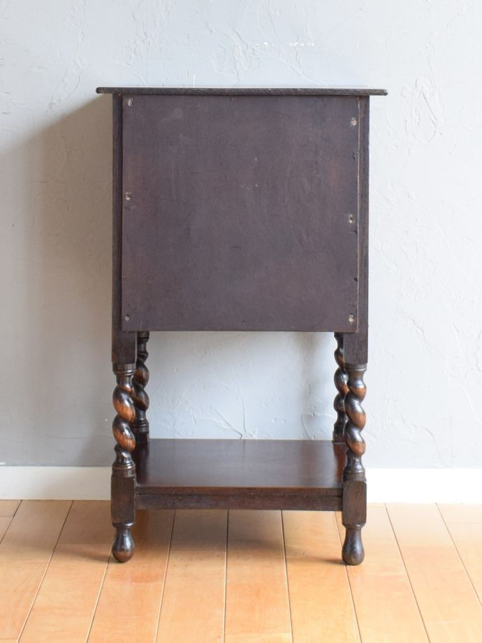 サイドボードの後ろ姿