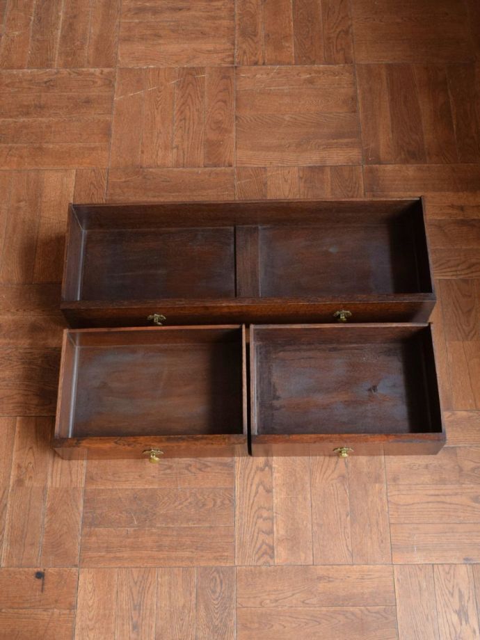 アンティークチェストの引き出しの中